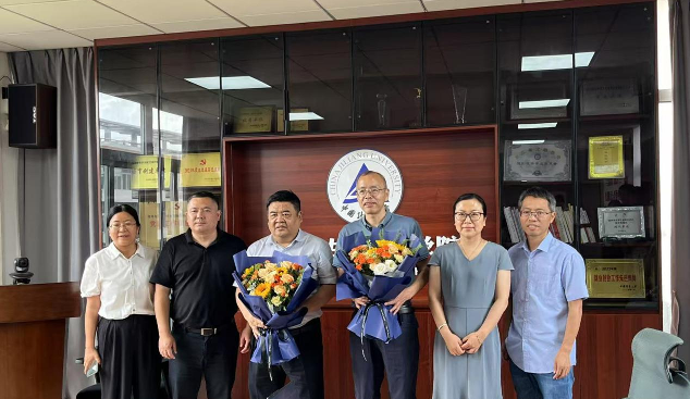 学院领导与荣休教授合影留念